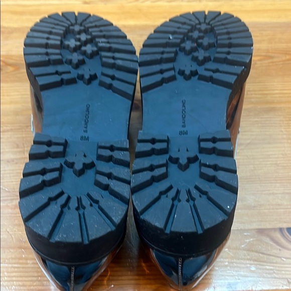 Bandolino Silver Flats with Tassels and Black Sole 8M - Picture 9 of 9